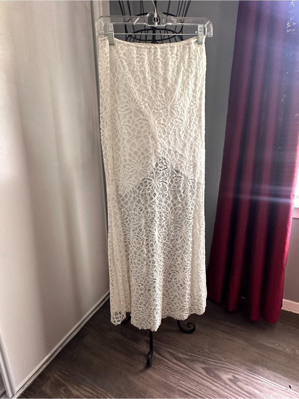 DO+BE White Floral Lace skirt